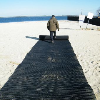 TERRAM-BodMat-Fallschutzmatte-Laufweg-auf-Sand