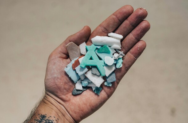 Mikroplastik auf Hand gehalten