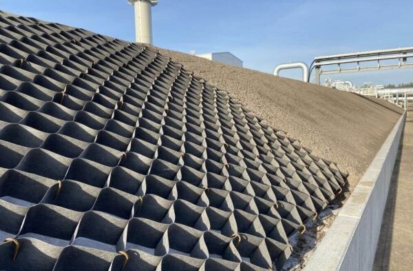 Hangsicherung durch Geozellen zur Hälfte befüllt mit Mutterboden und gehalten durch eine Wand