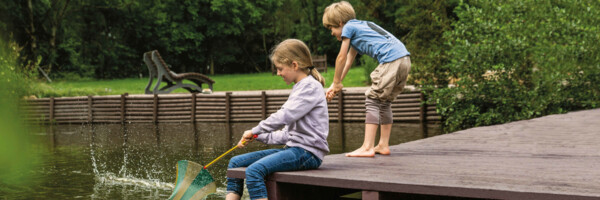 Kinder spielen auf Steg aus Recyclingkunststoff