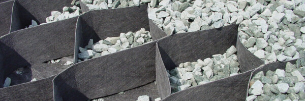 Geozellen verfüllt mit Schotter