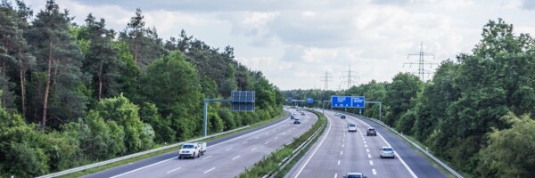 Autobahn durch den Wald