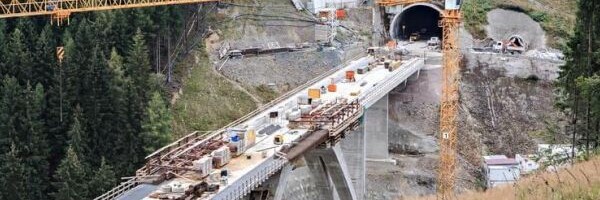 Bauarbeiten auf Brücke am Hang