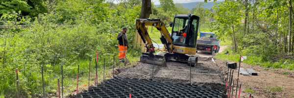 Aufgespannte Geozelle bei Waldwegbau-Projekt