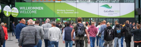 Menschenmange vor Messehalle GalaBau Messe 