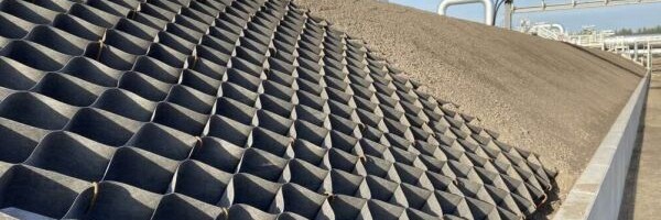 Hangsicherung durch Geozellen zur Hälfte befüllt mit Mutterboden und gehalten durch eine Wand