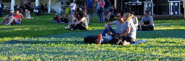 GrassProtecta auf Festival, sitzende Besucher