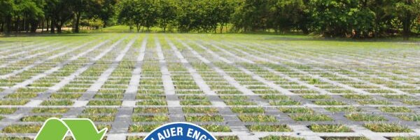 Rasengittersteine Parkplatz mit Recyclingbanner und Blauer Engel Zeichen