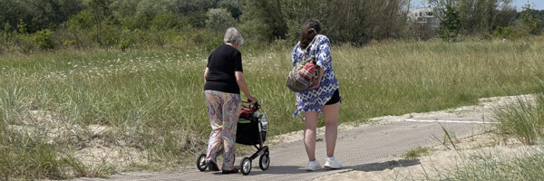 Sandmatte für barrierefreie Wege am Strand mit Rollator