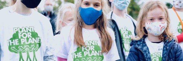 viele Kinder helfen beim pflanzen