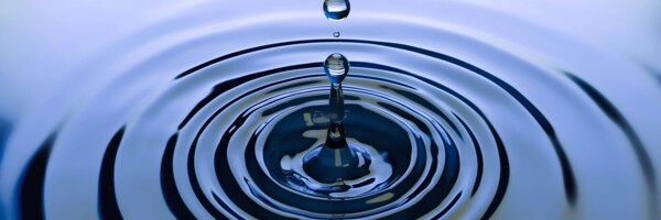 Kleine Wellen im Wasser