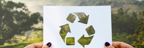 Papier mit Recycling Kreislauf wird hochgehalten