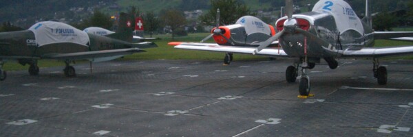Flugzeugstellplatz mit Platten
