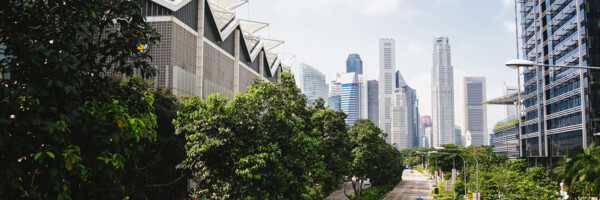 Stadt mit Grünflächen zwischen den Straßen