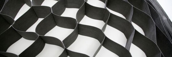 Halbaufgespanntes Geozellen-Element