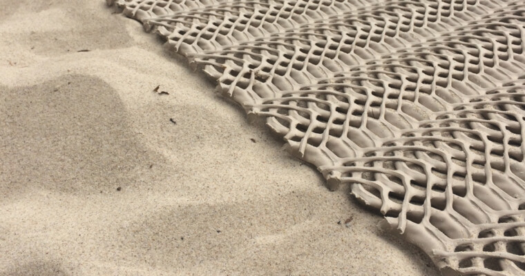 Beige Sandmatte TerraMat auf Sand ausgerollt