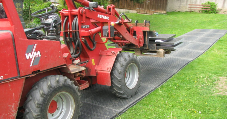 Bagger auf Plattenweg