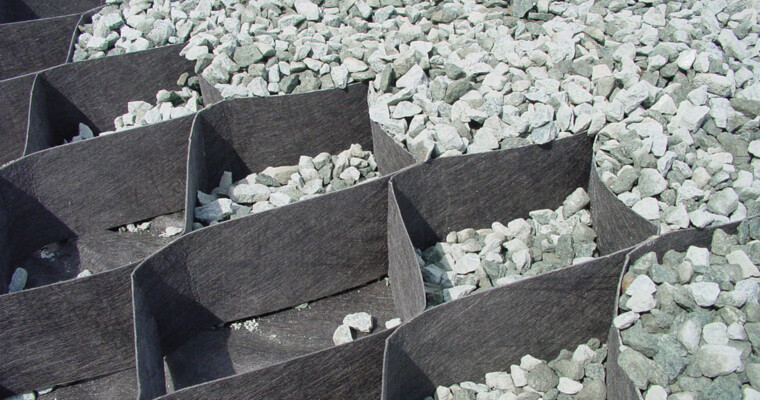 Geozellen verfüllt mit Schotter