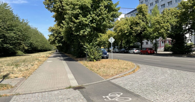 Geh- und Radweg an Straßenkreuzung