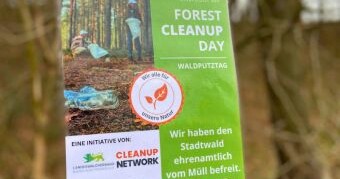 Schild: Forest Cleanup Day (Waldputztag) im Wald