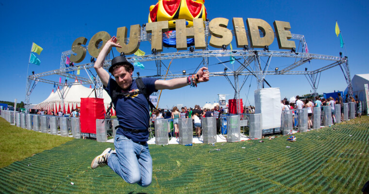 Nachhaltiger Festivalbetrieb ohne Matsch mit TERRAM GrassProtecta Rasenschutzgitter.