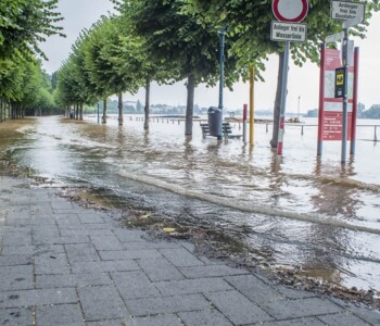 Überschwemmungen am Flussufer von deutscher Stadt