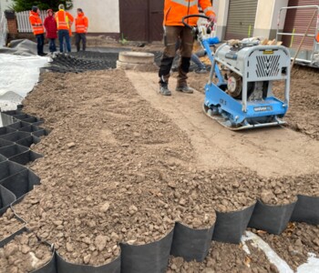 Verfestigung Geozellen mit Rüttelplatte
