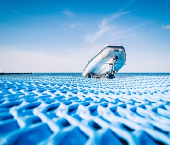 Bootsslip mit TerraMat Sandmatte - Boot liegt auf blauen Bootsslip