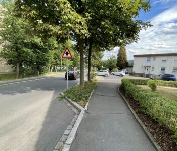 Vorherbild klassischer Geh- und Radweg mit Brüchen durch Wurzeln