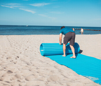 barrierefreie Strandmatte beim Verlegen durch Ausrollen