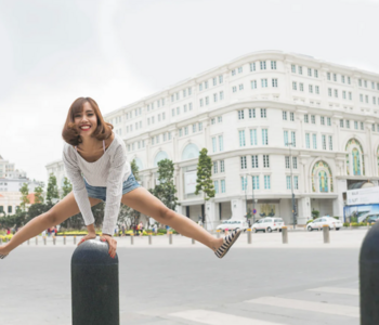 Mädchen springt über hanit Poller mit Halbkugelkopf