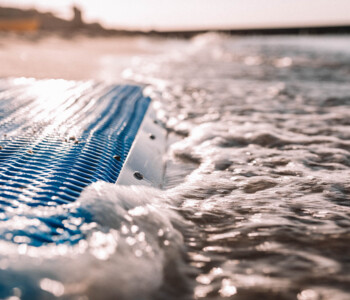 barrierefreie Strandmatte mit Verbindungsprofil bis ans Meerwasser