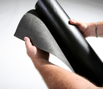 TERRAM Rootguard PLUS Wurzelsperre wird leicht ausgerollt und das Material gezeigt