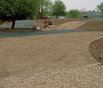 Terram TurfProtecta Rasenschutzgitter wird großflächig im Park ausgelegt