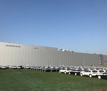 Porsche vorm Werk auf GrassProtecta