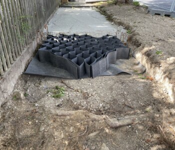 halbfertiger Gehweg mit Geozellen