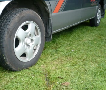 Auto auf Rasenfläche