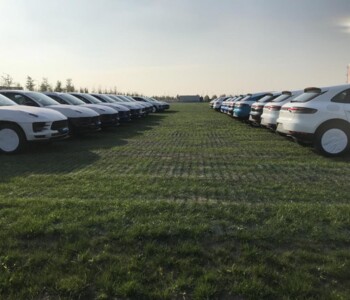 mit GrassProtecta geschützter Parkplatz bei Porsche