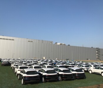 Porscheparkplatz vorm Porschewerk