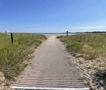 Sandmatte für barrierefreie Wege am Strand mit Verbindung