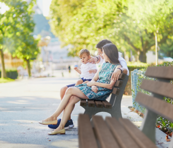 Familie sitzt auf hanit Bank Trafalgar Square in Grau-Braun in einem Park