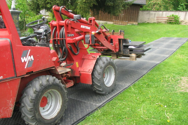 Bagger auf Plattenweg