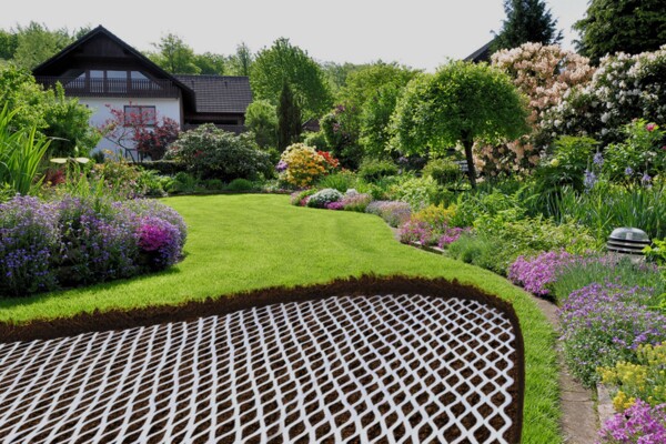 Querschnitt eines Garten, im Untergrund ist Terrasponge Wasserspeichervlies verbaut