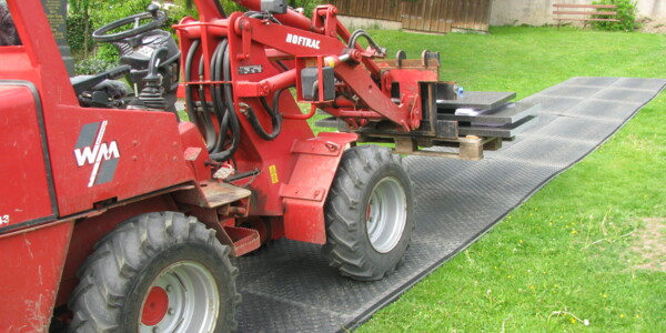 Bagger auf Plattenweg